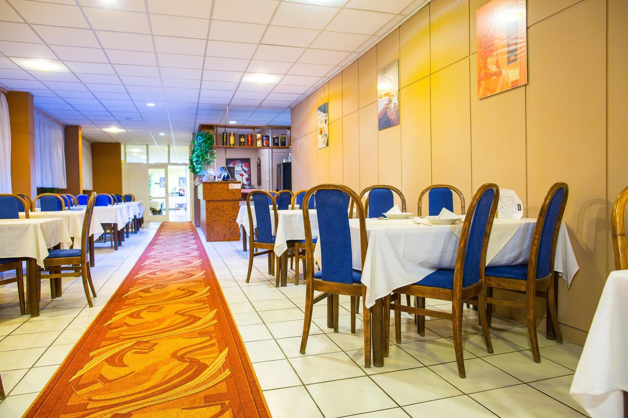 Hotel Satelit Pöstyén Kültér fotó